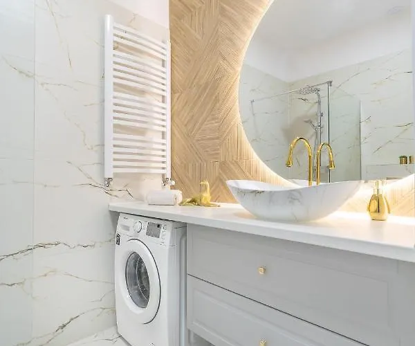 Royal Point Apartment *